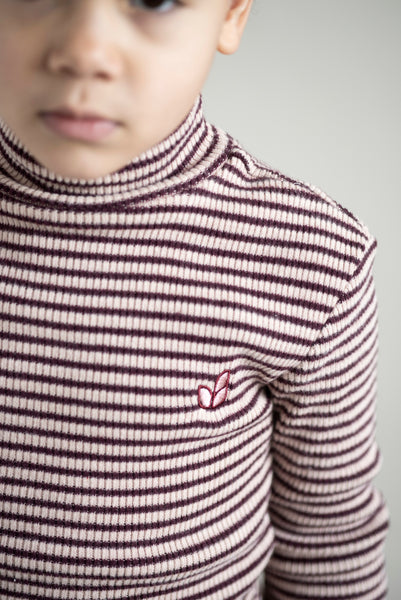 Jenest Tara coltrui met fijne rolkraag en bordeaux strepen | Verkrijgbaar bij Little Fashion Addict