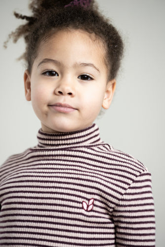 Detail van het borduursel en de geribde stof van de Jenest Tara coltrui | Verkrijgbaar bij Little Fashion Addict