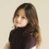 Meisje draagt Tara Turtle Neck longsleeve in Plum Bordeaux, gemaakt van zachte biologische rib jersey van het kinderkledingmerk, Jenest. | Verkrijgbaar bij Little Fashion Addict