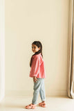 unisex jeansbroek in light wash van Jenest, met comfortabele elastische taille en rechte pijpen | Verkrijgbaar bij Little Fashion Addict