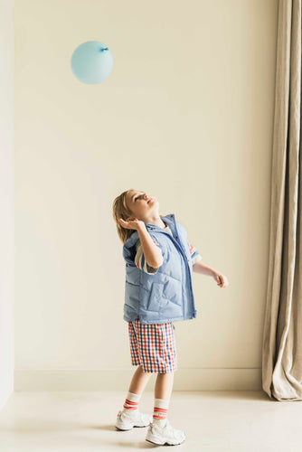 Sportsokken van Jenest in grijs met rode strepen, voor kinderen | Jenest is verkrijgbaar bij Little Fashion Addict