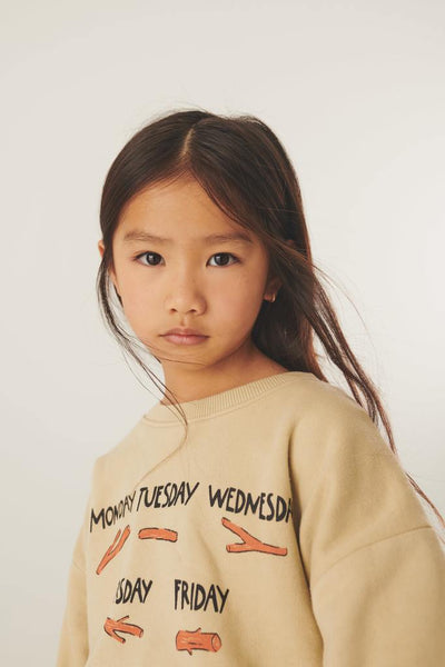 Littlefashionaddict - Letter To The World - Fur Therapy - AW23 - Stick Sweatshirt in het oyster - Parelwitte sweater voor meisjes met allover print op de voorkant - Beschikbaar vanaf 4 tot 11 jaar bij Littlefashionaddict.com