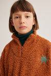 Zachte Kindertrui van 100% polyester in zandkleur met geribbelde boorden en sterdetail van Letter To The World | Verkrijgbaar bij Little Fashion Addict
