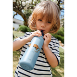 Kind met Liewood Falk drinkfles 500 ml Tiger Beach Blue | Ontdek Liewood bij Little Fashion Addict