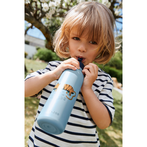 Kind met Liewood Falk drinkfles 500 ml Tiger Beach Blue | Ontdek Liewood bij Little Fashion Addict