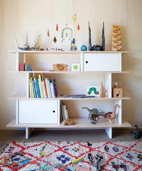 Oeuf NYC Mini Library boekenkast met kinderboeken, speelgoeddinosaurussen en bouwwerken in een speelhoek
