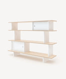 Schuin vooraanzicht van de Oeuf NYC Mini Library in wit en berken met open legplanken en twee deurtjes