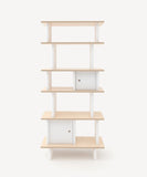 Vooraanzicht van de Oeuf NYC Vertical Mini Library boekenkast in wit en berken met open planken en twee deurtjes