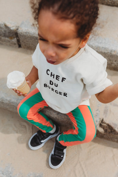 Afbeelding van een stoere crèmekleurige Terry T-shirt met unieke 'Chef du Burger' opdruk uit de Venice Beach Baby collectie van Sproet & Sprout.