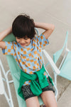 Stoere lichtblauwe t-shirt met unieke honingkleurige block print uit de Venice Beach Baby collectie van Sproet & Sprout. Verkrijgbaar voor jongens van 4 tot 10 jaar oud bij Little Fashion Addict