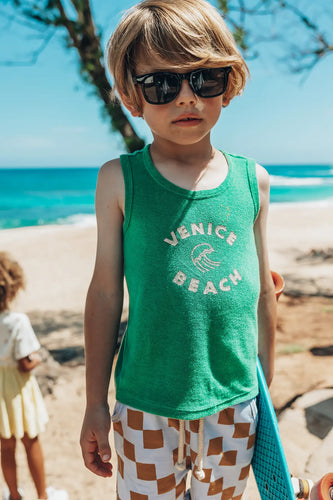 Mouwloze donkergroene tanktop met de opdruk Venice Beach voor jongens uit de Venice Beach Baby collectie van Sproet & Sprout. Verkrijgbaar vanaf 4 tot 10 jaar bij Little Fashion Addict