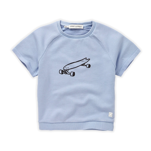 Stoere lichtblauwe t-shirt met skateboardprint voor jongens uit de Venice Beach baby collectie van Sproet & Sprout. Verkrijgbaar bij Little Fashion Addict