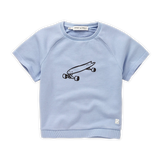 Stoere lichtblauwe t-shirt met skateboardprint voor jongens uit de Venice Beach baby collectie van Sproet & Sprout. Verkrijgbaar bij Little Fashion Addict