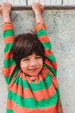 Zachte sweatshirt voor jongens met korale en donkergroene strepen uit de Venice Beach Baby collectie van Sproet & Sprout. Verkrijgbaar voor jongens van 4 tot 10 jaar oud bij Little Fashion Addict