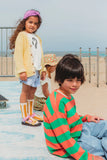Zachte sweatshirt voor jongens met korale en donkergroene strepen uit de Venice Beach Baby collectie van Sproet & Sprout. Verkrijgbaar voor jongens van 4 tot 10 jaar oud bij Little Fashion Addict