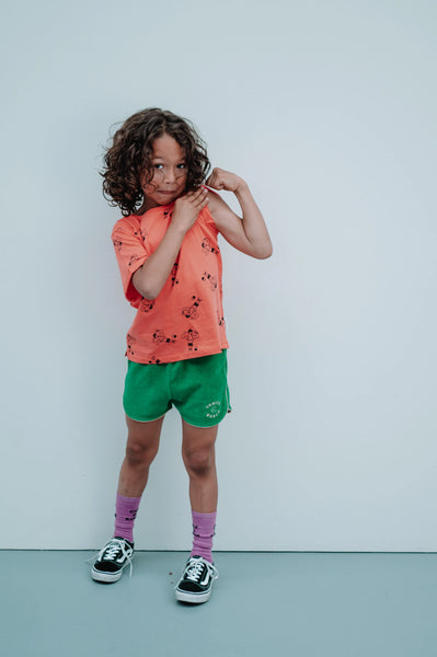 Donkergroene terry sport short voor jongens en meisjes uit de Venice Beach Baby collectie van sproet & Sprout. Verkrijgbaar voor kids van 4 tot 10 jaar bij Little Fashion Addict