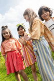Zachte gestreepte broek in Sesame voor meisjes met verticale blauwe en beige strepen uit de Sorbet Sunday collectie van Sproet & Sprout. | Verkrijgbaar bij Little Fashion Addict.