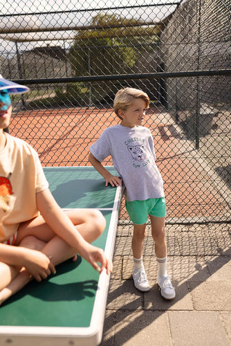 Kind draagt lichtgrijze terry T-shirt met cheetah print van Sproet & Sprout | Verkrijgbaar bij Little Fashion Addict