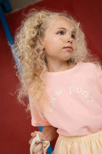 Meisje draagt blush pink Show Pony terry t-shirt van Sproet & Sprout | Verkrijgbaar bij Little Fashion Addict