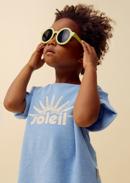 Jongen draagt blauwe terry t-shirt Soleil van Sproet & Sprout uit de Champions League of Fun collectie | Verkrijgbaar bij Little Fashion Addict