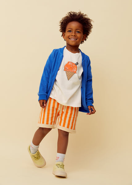 Kind draagt off-white t-shirt met ijsjesprint uit de Champions League of Fun collectie | Verkrijgbaar bij Little Fashion Addict