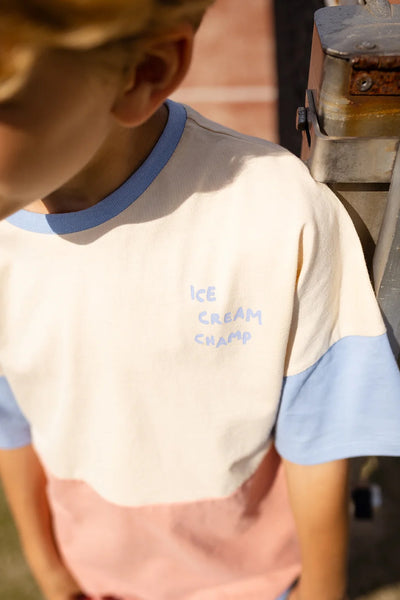 Kind draagt colourblock t-shirt Ice Cream Champ uit de Champions League of Fun collectie van Sproet & Sprout | Verkrijgbaar bij Little Fashion Addict