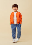 Jongen draagt off-white unisex t-shirt met ijsjesprint van Sproet & Sprout, comfortabele zomerlook voor warme dagen. | Verkrijgbaar bij Little Fashion Addict