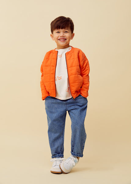 Jongen draagt off-white unisex t-shirt met ijsjesprint van Sproet & Sprout, comfortabele zomerlook voor warme dagen. | Verkrijgbaar bij Little Fashion Addict