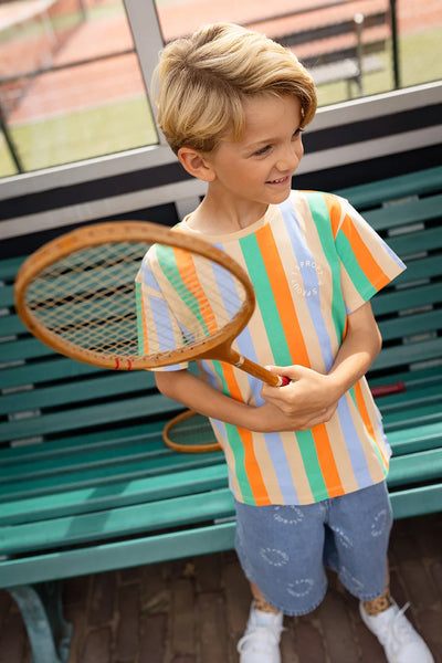 Jongens t-shirt met verticale strepen in zand, groen, oranje en blauw van Sproet & Sprout | Uit de Champions League of Fun van Sproet & Sprout