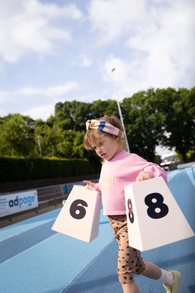 Meisje draagt cropped Ice Cream sweater met batman mouwen van Sproet & Sprout | Uit de Champions League of Fun collectie - Verkrijgbaar bij Little Fashion Addict