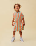 Gestreept loose dress kleedje in muntgroen en koraal van Sproet & Sprout in zachte terry stof | Uit de Champions League of Fun collectie - verkrijgbaar bij Little Fashion Addict