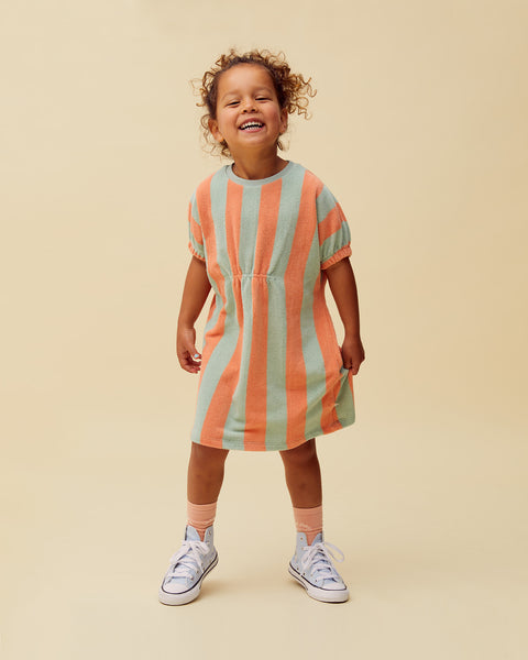 Gestreept loose dress kleedje in muntgroen en koraal van Sproet & Sprout in zachte terry stof | Uit de Champions League of Fun collectie - verkrijgbaar bij Little Fashion Addict