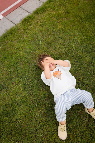 Gestreepte jongensbroek in denim blue van Sproet & Sprout | jersey twill Denim Pants uit de Champions League of Fun Collectie
