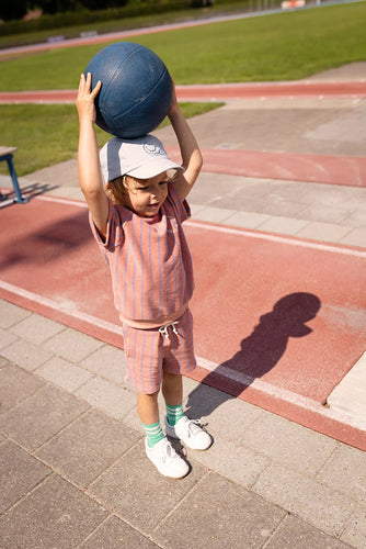 terry short met fijne strepen in oudroze voor jongens van Sproet & Sprout uit de Champions League of Fun