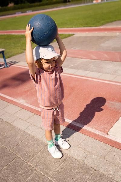 terry short met fijne strepen in oudroze voor jongens van Sproet & Sprout uit de Champions League of Fun