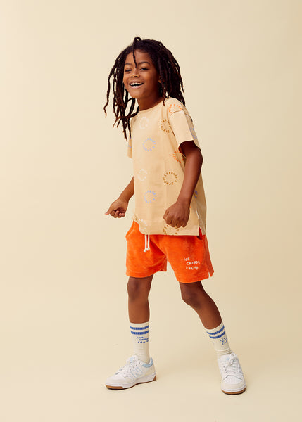 Oranje terry short van Sproet & Sprout voor jongens uit de Champions League of Fun Collectie (SS26) - Verkrijgbaar bij Little Fashion Addict