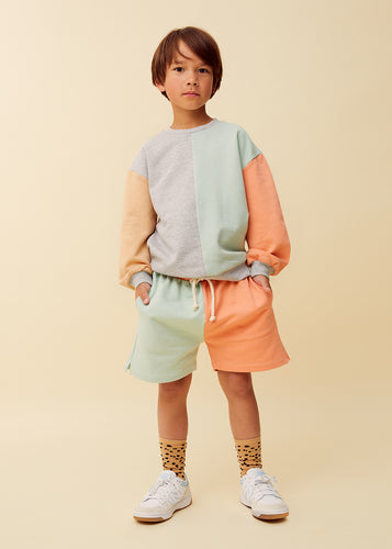 Colourblock sweatshort in oranje en muntgroen voor jongens van Sproet & Sprout uit de Champions League of Fun Collectie