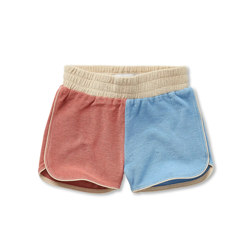 Colourblock terry sportshort in oudroze en lichtblauw van Sproet & Sprout voor jongens, gemaakt uit zachte badstof | Uit de Champions League of Fun - Verkrijgbaar bij Little Fashion Addict