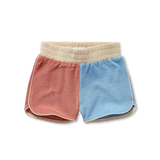 Colourblock terry sportshort in oudroze en lichtblauw van Sproet & Sprout voor jongens, gemaakt uit zachte badstof | Uit de Champions League of Fun - Verkrijgbaar bij Little Fashion Addict