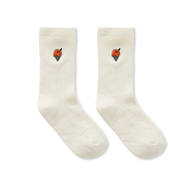 Unisex kindersokken in off-white met geborduurd ijsje van Sproet & Sprout | Uit de Champions League of Fun collectie - Verkrijgbaar bij Little Fashion Addict