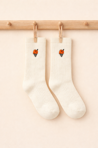 Unisex kindersokken in off-white met geborduurd ijsje van Sproet & Sprout | Uit de Champions League of Fun collectie - Verkrijgbaar bij Little Fashion Addict