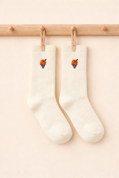 Unisex kindersokken in off-white met geborduurd ijsje van Sproet & Sprout | Uit de Champions League of Fun collectie - Verkrijgbaar bij Little Fashion Addict