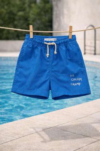 Kobaltblauwe zwemshort met Ice Cream Champ print van Sproet & Sprout | Uit de Champions League of Fun Collectie - Verkrijgbaar bij Little Fashion Addict