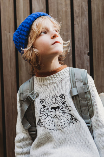 Littlefashionaddict - Sproet & Sprout - AW23 - The Alpine Hut - Beanie pompom Ultra Blue - Voor jongens en meisjes - Vanaf 4 tot 10 jaar in stock en verkrijgbaar bij Little Fashion Addict