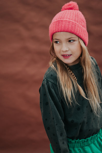 Littlefashionaddict - Sproet & Sprout - AW23 - The Alpine Hut - Beanie pompom Raspberry Pink - Voor meisjes - Vanaf 4 tot 10 jaar in stock en verkrijgbaar bij Little Fashion Addict