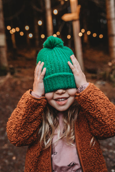 Littlefashionaddict - Sproet & Sprout - AW23 - The Alpine Hut - Beanie pompom Fern Green - Voor jongens en meisjes - Vanaf 4 tot 10 jaar in stock en verkrijgbaar bij Little Fashion Addict