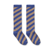 Littlefashionaddict - Sproet & Sprout - AW23 - The Alpine Hut - kousen voor jongens en meisjes in het blauw met diagonale beige strepen - Socks Diagonal Stripe Ultra Blue - Vanaf 4 tot 10 jaar in stock en verkrijgbaar bij Little Fashion Addict
