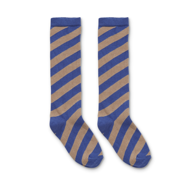 Littlefashionaddict - Sproet & Sprout - AW23 - The Alpine Hut - kousen voor jongens en meisjes in het blauw met diagonale beige strepen - Socks Diagonal Stripe Ultra Blue - Vanaf 4 tot 10 jaar in stock en verkrijgbaar bij Little Fashion Addict