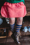 Littlefashionaddict - Sproet & Sprout - AW23 - The Alpine Hut - kousen voor jongens en meisjes in het blauw met diagonale beige strepen - Socks Diagonal Stripe Ultra Blue - Vanaf 4 tot 10 jaar in stock en verkrijgbaar bij Little Fashion Addict