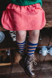 Littlefashionaddict - Sproet & Sprout - AW23 - The Alpine Hut - kousen voor jongens en meisjes in het blauw met diagonale beige strepen - Socks Diagonal Stripe Ultra Blue - Vanaf 4 tot 10 jaar in stock en verkrijgbaar bij Little Fashion Addict